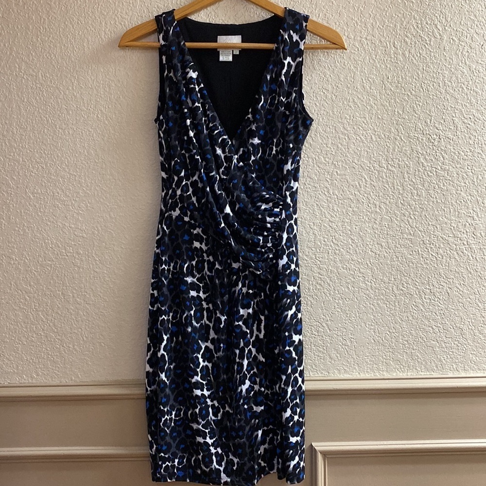 DONNA Morgan black white and blue leopard print surplice ruched side mini dress